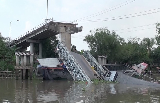 Hiện trường vụ sập cầu Tân Nghĩa và biển báo tải trọng 8 tấn. 