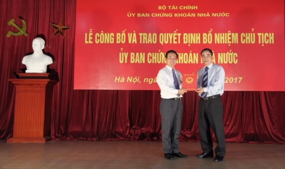 Thứ trưởng Tài chính Trần Xuân Hà trao Quyết định bổ nhiệm cho Chủ tịch UBCKNN Trần Văn Dũng.