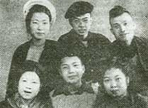 Nhà thơ Hồng Nguyên (thứ hai bìa phải) và bà Thủy (thứ hai bìa trái).