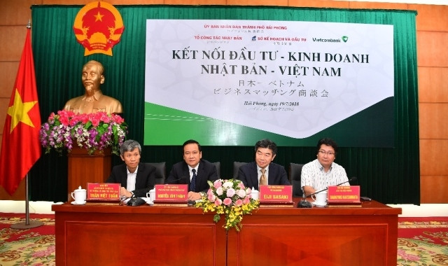 Phó Chủ tịch UBND TP Hải Phòng Nguyễn Văn Thành (thứ hai từ trái sang) và Ủy viên HĐQT, Phó Tổng Giám đốc Vietcombank Eiji Sasaki (thứ hai từ phải sang) cùng lãnh đạo Sở KH-ĐT TP Hải Phòng chủ tọa Chư