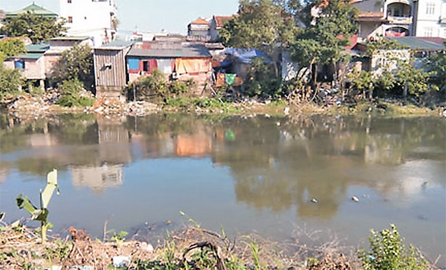 Sông Nhuệ chảy qua địa phận thôn Phú Diễn, xã Hữu Hòa và thôn Nhân Hòa, xã Tả Thanh Oai, huyện Thanh Trì. Ảnh: TRẦN LÊ