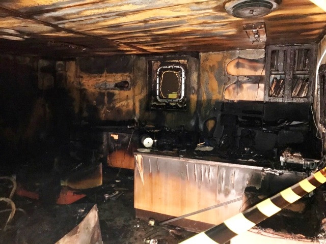 Bên trong cabin tàu bị cháy.