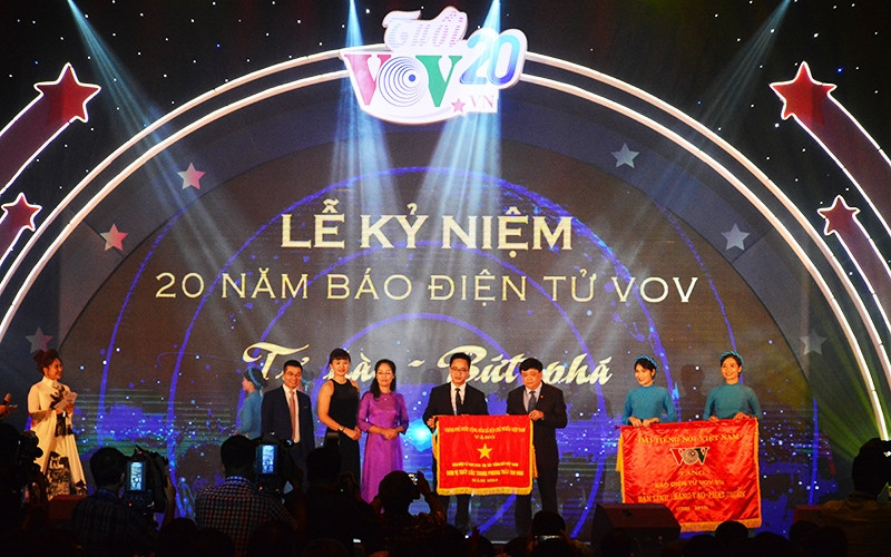 Đồng chí Nguyễn Thế Kỷ trao Cờ thi đua của Chính phủ và Bức trướng của Tổng Giám đốc VOV tặng Báo điện tử VOV nhân kỷ niệm 20 năm thành lập.