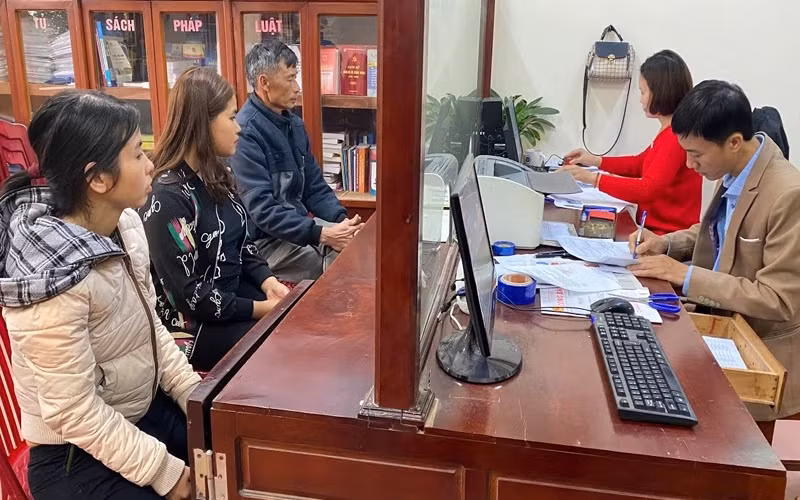 Sau khi sáp nhập, đội ngũ công chức xã Xuân Chính, huyện Kim Sơn tạo mọi điều kiện cho người dân làm thủ tục hành chính.