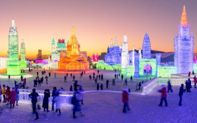 Màn trình diễn ánh sáng 3D và các đường trượt băng theo chủ đề Ánh sáng phương bắc, dài 340m và đoàn tàu băng dài 24m.