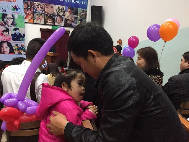 Bé Ngọc Hân trong vòng tay bố.