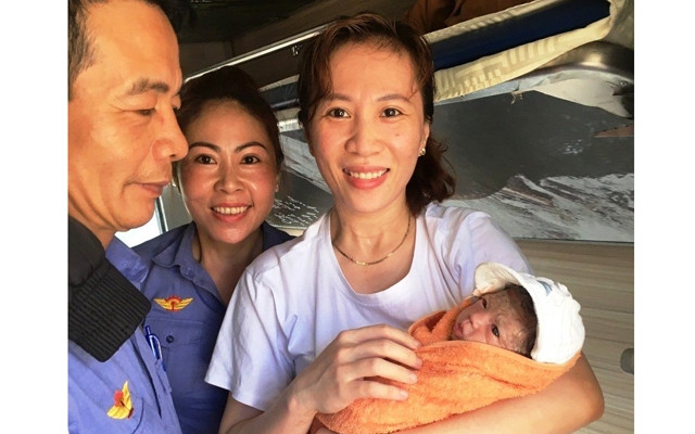 Bé trai khỏe mạnh được sinh trên chuyến tàu SE12.