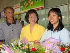 Nguyễn Bích Hoàng Anh<br>cùng bố mẹ trong ngày trở về.