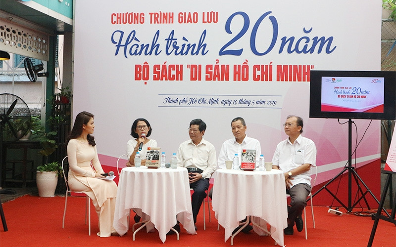 Giao lưu với các đại biểu trong chương trình “Hành trình 20 năm Bộ sách di sản Hồ Chí Minh”
