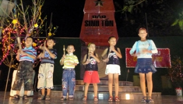 Trẻ em trên đảo Sinh Tồn.