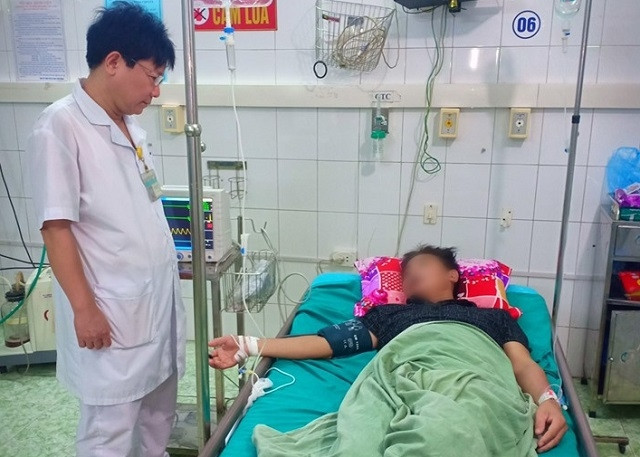 Uống rượu ngâm củ ấu tẩu, hai bệnh nhân ngộ độc nặng