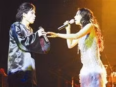 Tùng Dương và Hồ Quỳnh Hương,
những ca sĩ biểu diễn khá thành công
trong Bài hát Việt.