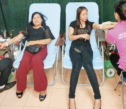 Cô Nguyễn Thị Bích (người bên trái) đã 12 lần tình nguyện hiến máu.