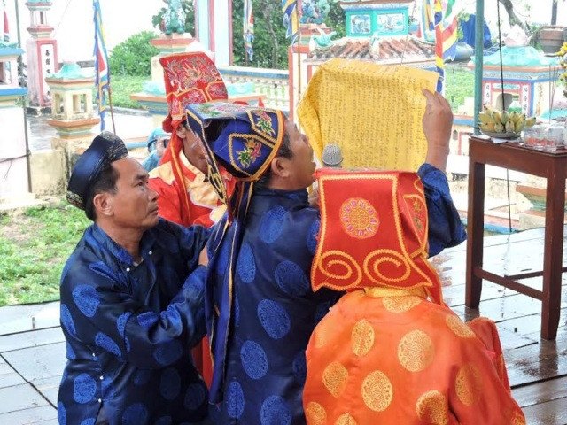 Ban quản lý Đình làng An Hải đọc sớ tại Lễ Khao lề thế lính Hoàng Sa.