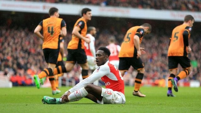 D. Welbeck (áo trắng đỏ, Arsenal) thất vọng vì không thể ghi bàn.