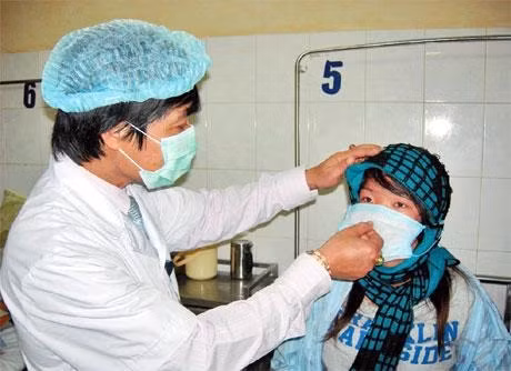 Khám bệnh tại Bệnh viện Bệnh Nhiệt đới Trung ương.