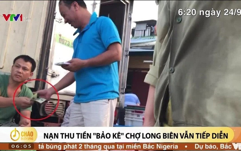 Hình ảnh cắt từ clip phóng sự nạn bảo kê tại chợ Long Biên. (Ảnh cắt từ clip/laodong.vn)