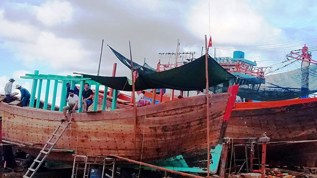 Những chiếc tàu cá đóng mới đang trong giai đoạn hoàn thành.