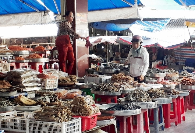 Nhiều loại thực phẩm khô bày bán ở chợ phường 7, TP Cà Mau không đạt chất lượng.