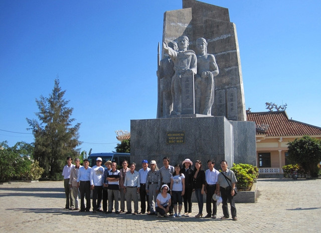 Đoàn văn nghệ sĩ Tiền Giang bên tượng đài "Đội Hoàng Sa kiêm quản Bắc Hải" trên đảo Lý Sơn.