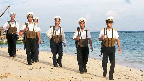 Chiến sĩ Hải quân đảo Trường Sa Lớn tuần tra bảo vệ vùng biển Tổ quốc.