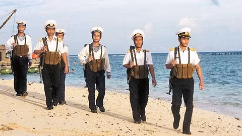 Chiến sĩ Hải quân đảo Trường Sa Lớn tuần tra bảo vệ vùng biển Tổ quốc.