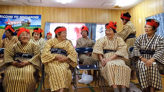 Ban nhạc chuẩn bị trước một buổi diễn. Ảnh: CNN