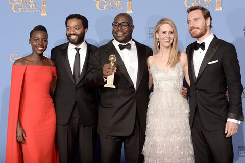 Đạo diễn Xtivơ Mắc Quyn (ở giữa) và đoàn làm phim 12 Year a Slave tại lễ trao giải Ô-xca 2014.