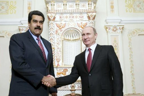 Tổng thống Nga V.Pu-tin gặp người đồng cấp Vê-nê-xu-ê-la N.Ma-đu-rô tại Mát-xcơ-va. Ảnh AP