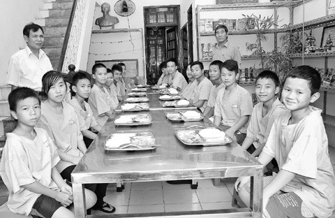 Bữa ăn quây quần ở Trung tâm nhân đạo Hòa Bình (Hà Nội).