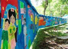 Một góc nhỏ của bức tranh
"Em vẽ thế giới tuổi thơ". 