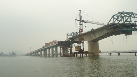 Thi công cầu Cửa Nhượng. 