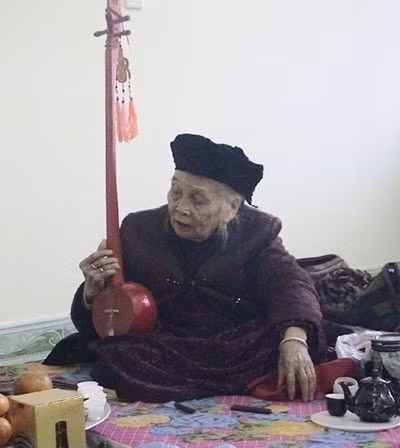 Nghệ nhân Mỗ Thị Kịt đang trình diễn bài hát then.