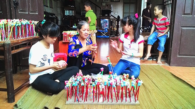 Nghệ nhân Với Hải dạy trẻ em trong làng.