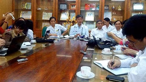 Lãnh đạo BV Bạch Mai trong cuộc gặp mặt với báo chí sáng nay.