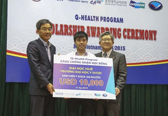 Doosan Vina trao học bổng cho giảng viên, sinh viên y khoa