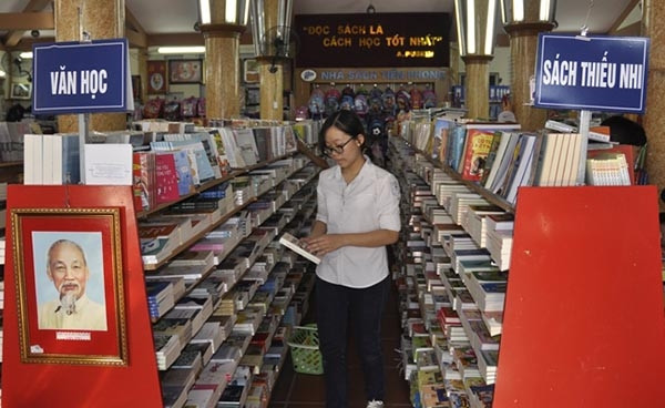 Học sinh chọn sách giáo khoa tại Nhà sách Tiền Phong (Ba Đình, Hà Nội).