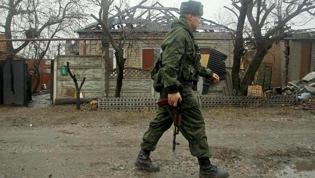 Nhà cửa bị phá hủy bởi giao tranh ở Donetsk, miền đông Ukraina. (Ảnh: Reuters)