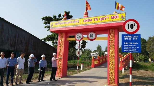 Sau hơn sáu tháng thi công, cây cầu Trà Quýt hoàn thành, hàng trăm hộ dân khu vực rất phấn khởi, vui mừng.