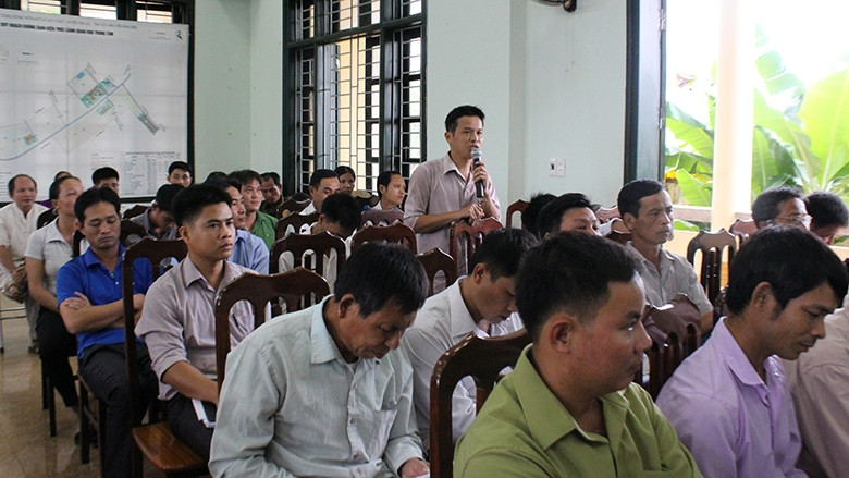 Người dân xã Lũng Vân, huyện Tân Lạc thảo luận các phương án sáp nhập thôn, xóm.