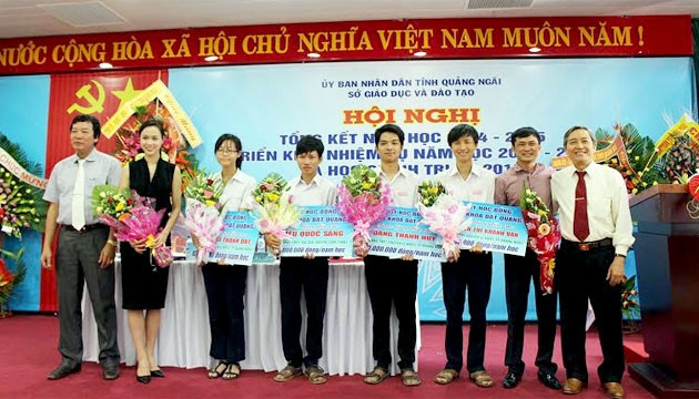 Quỹ học bổng "Thủ khoa đất Quảng" tổ chức trao học bổng cho các em đạt thành tích xuất sắc trong học tập.