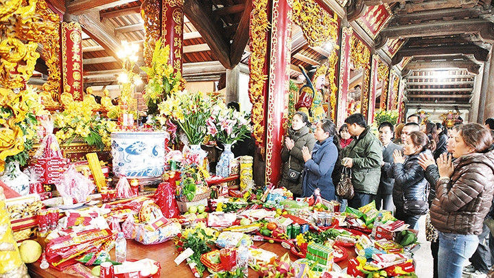 Người dân cầu khấn ở chùa Phật Tích (Bắc Ninh). Ảnh | Thanh Giang