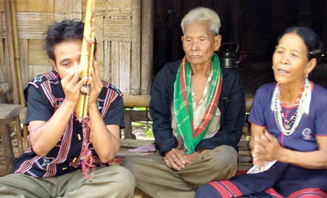 Các nghệ nhân ở xã Tà Rụt, huyện Đa Krông, Quảng Trị hát dân ca.