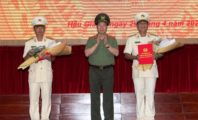 Tân Giám đốc Công an tỉnh Hậu Giang (thứ nhất từ trái qua).