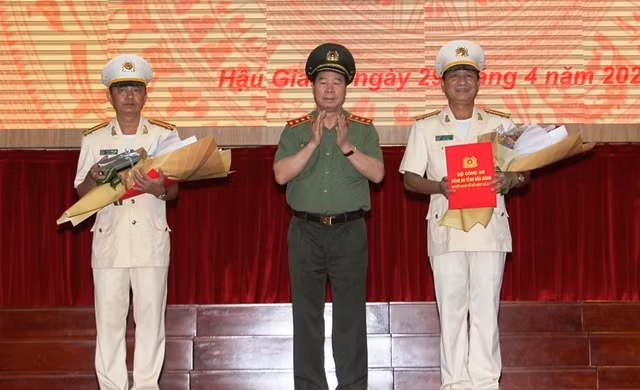 Tân Giám đốc Công an tỉnh Hậu Giang (thứ nhất từ trái qua).