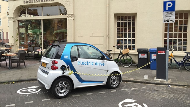 Ô-tô điện và trạm sạc điện sẽ được xây dựng thêm ở Thủ đô Amsterdam (Hà Lan). Ảnh: CLEAN TECHNICA