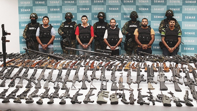 Một số thành viên băng đảng ma túy Mexico bị bắt giữ cùng nhiều tang vật. Ảnh: BUSINESS INSIDER