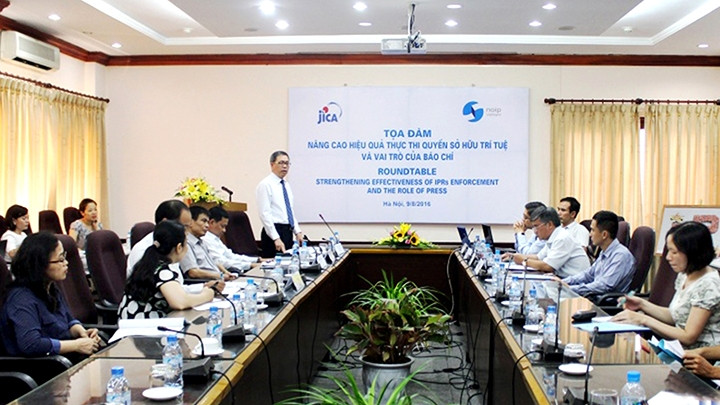 Các đại biểu dự tọa đàm "Nâng cao hiệu quả thực thi quyền sở hữu trí tuệ và vai trò của báo chí" tổ chức tại Hà Nội. Ảnh: DƯƠNG LIỄU