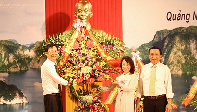 Đồng chí Nguyễn Văn Đọc, Bí thư Tỉnh uỷ, Chủ tịch HĐND tỉnh Quảng Ninh (bên trái) tặng hoa chúc mừng ngày khai giảng khoá học đầu tiên của trường. (ảnh: Đại học Hạ Long)