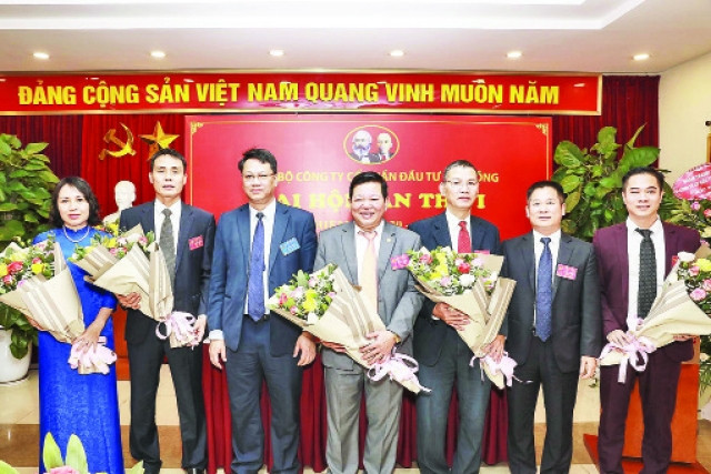 Lãnh đạo Quận ủy Thanh Xuân tặng hoa chúc mừng các đồng chí được bầu vào Ban Chấp hành Đảng bộ Công ty cổ phần đầu tư Lạc Hồng (nhiệm kỳ 2020 - 2025).